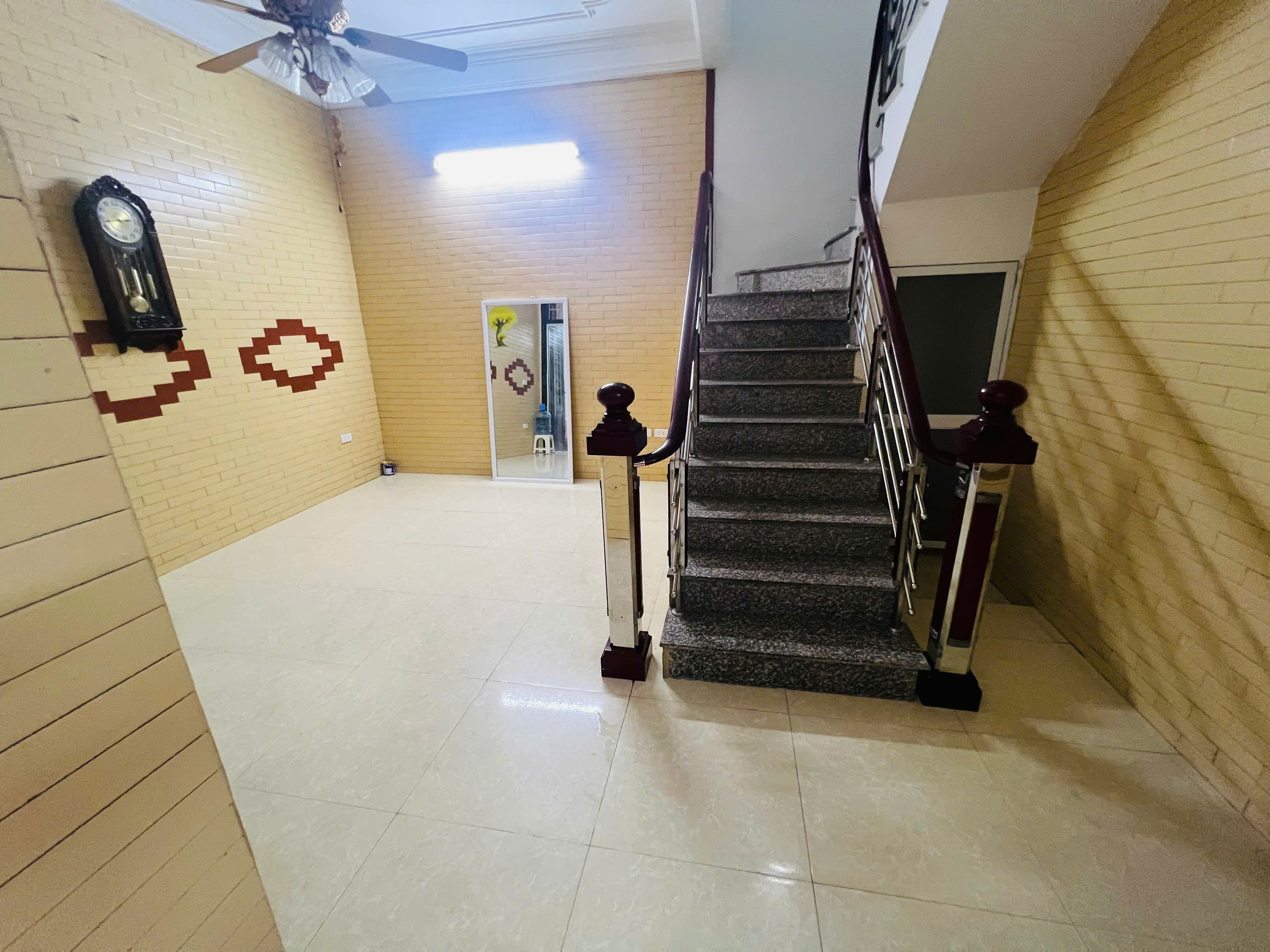 Cho thuê nhà ngõ 188 Khương Đình, 5 tầng x 58m2, 6 ngủ, 16 Triệu KD onl, VP, ở hộ gđ, 25m ô tô - Ảnh 1